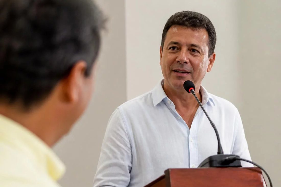 Folha aberta na mesa com um raciocínio traçado à mão